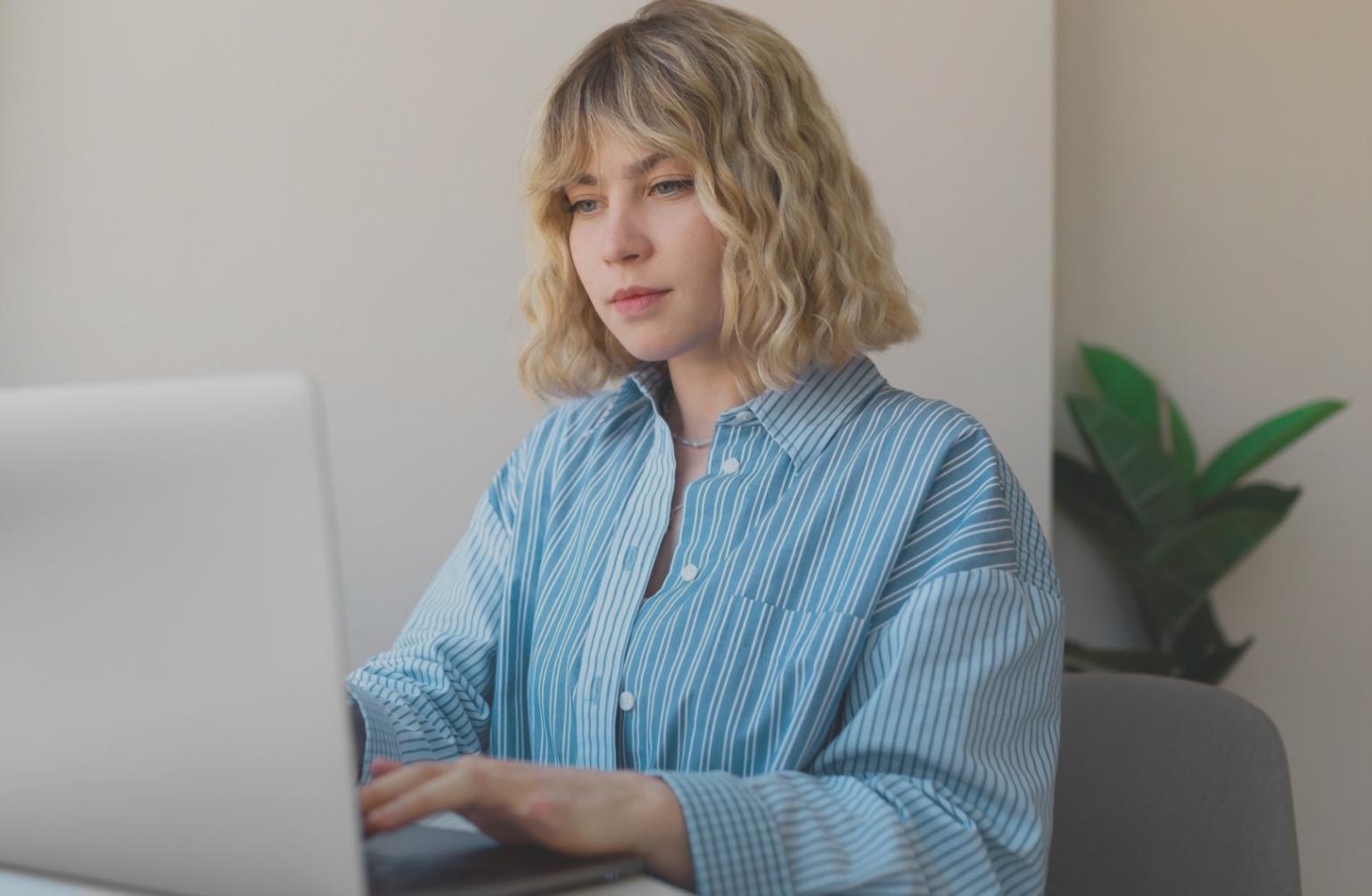 Budgetanalyse Dashboard mit verschiedenen Kennzahlen und Diagrammen