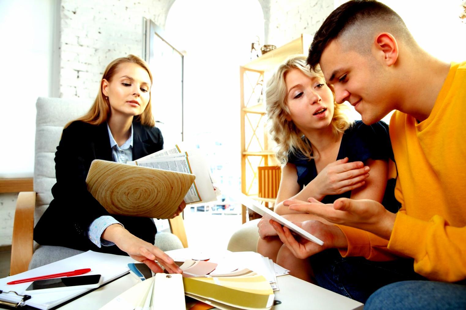 Finanzanalyst erklärt Budgetstrukturen an einem Whiteboard
