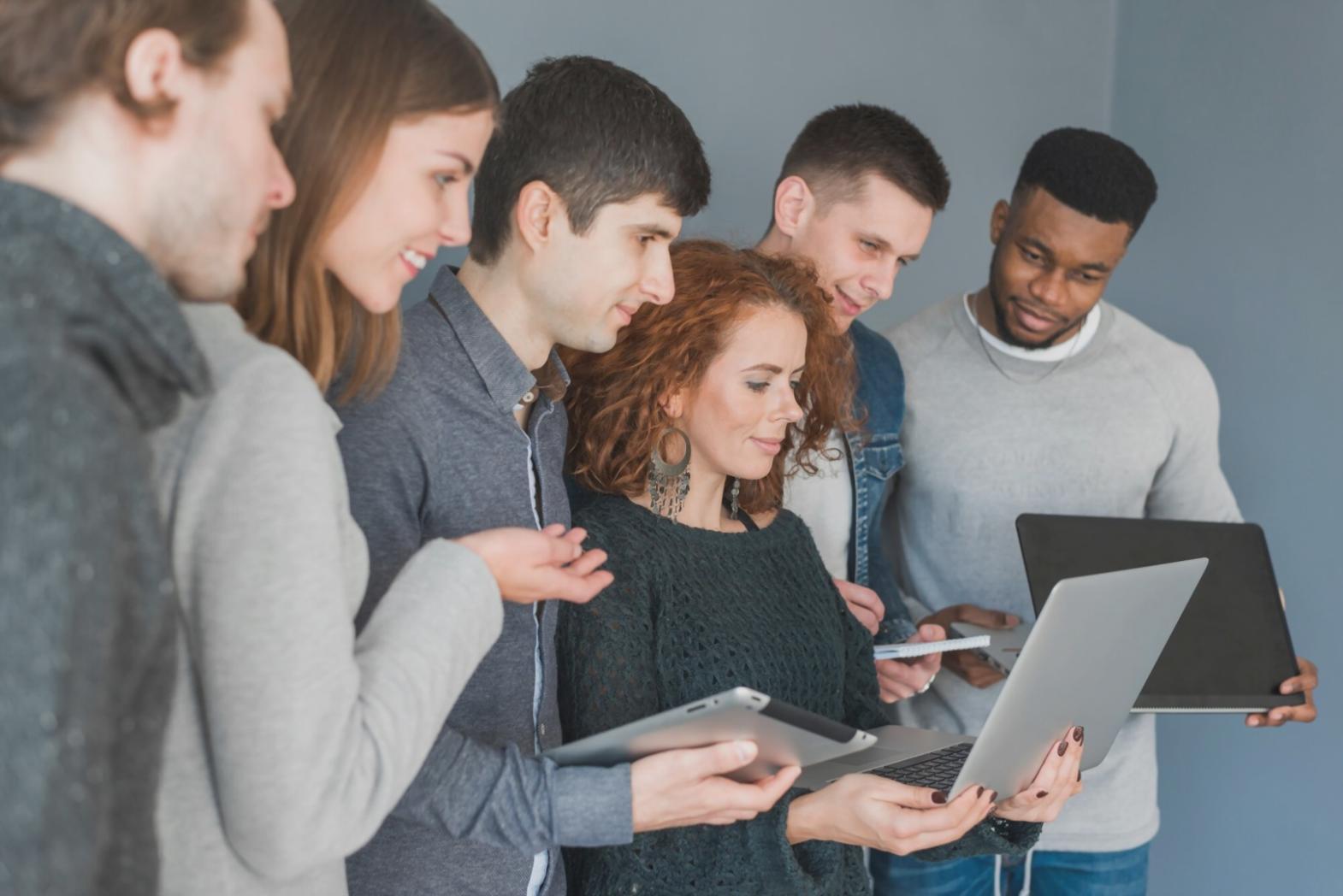 Teamarbeit bei der Entwicklung von Budgetstrategien in modernem Büroumfeld