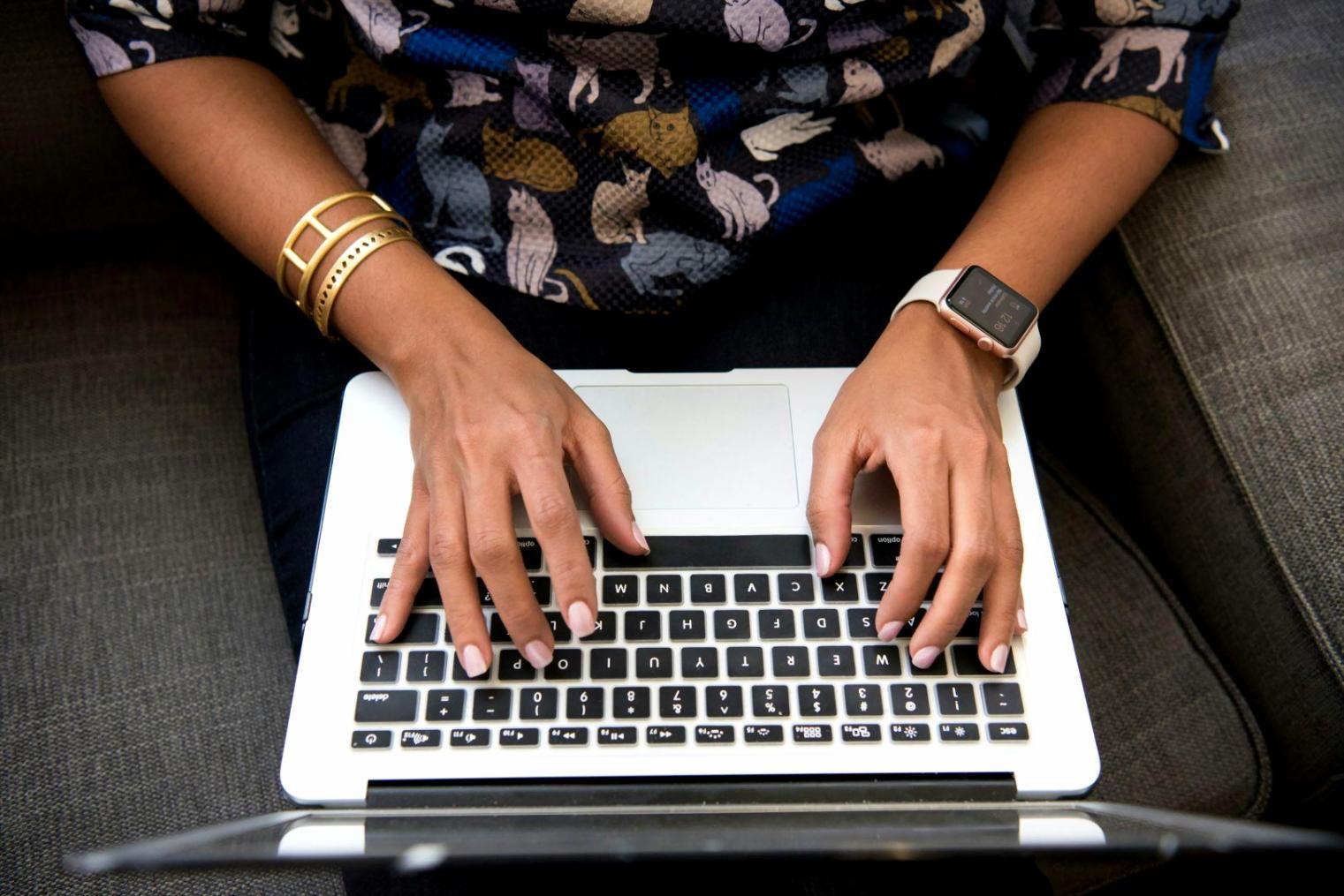 Modernes Finanzanalyse-Dashboard mit Budgetübersicht